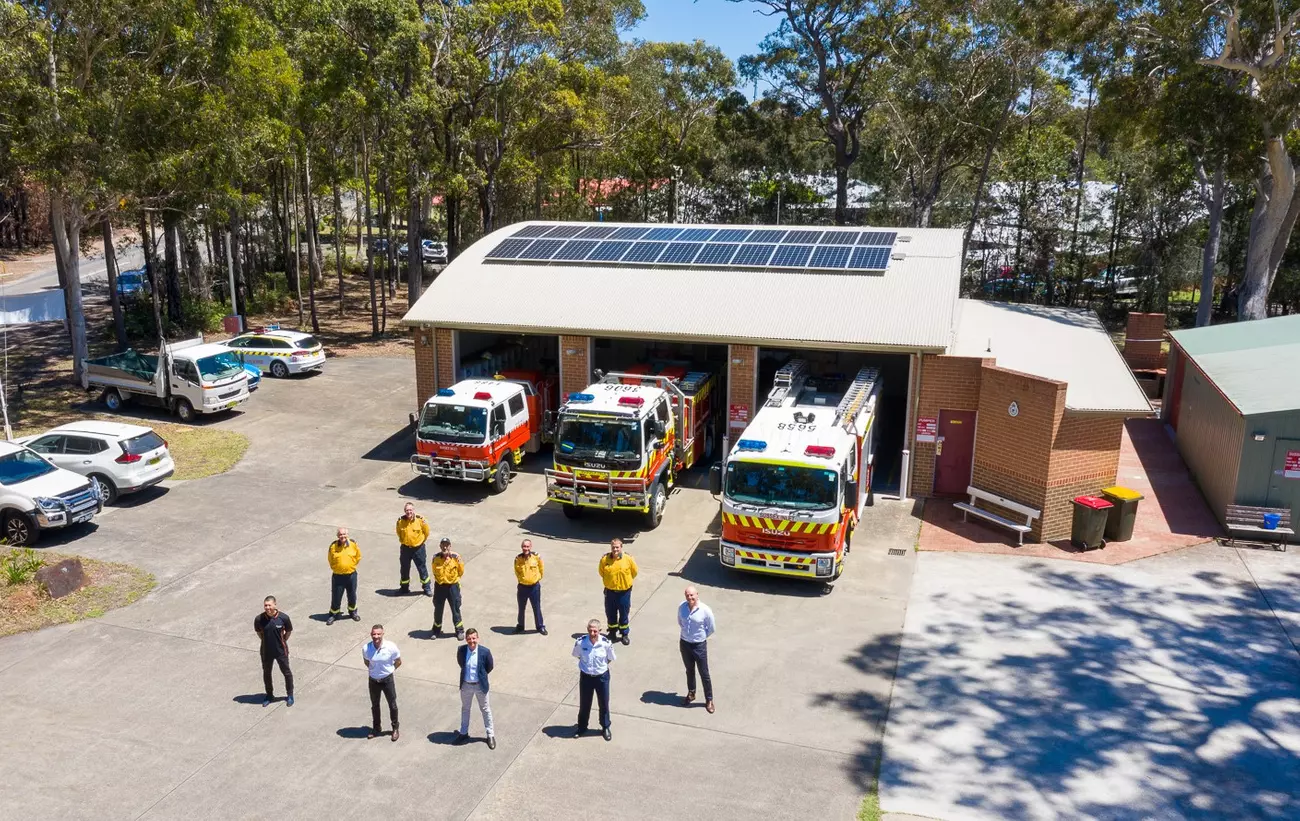Vigili del fuoco australiani con pannelli solari