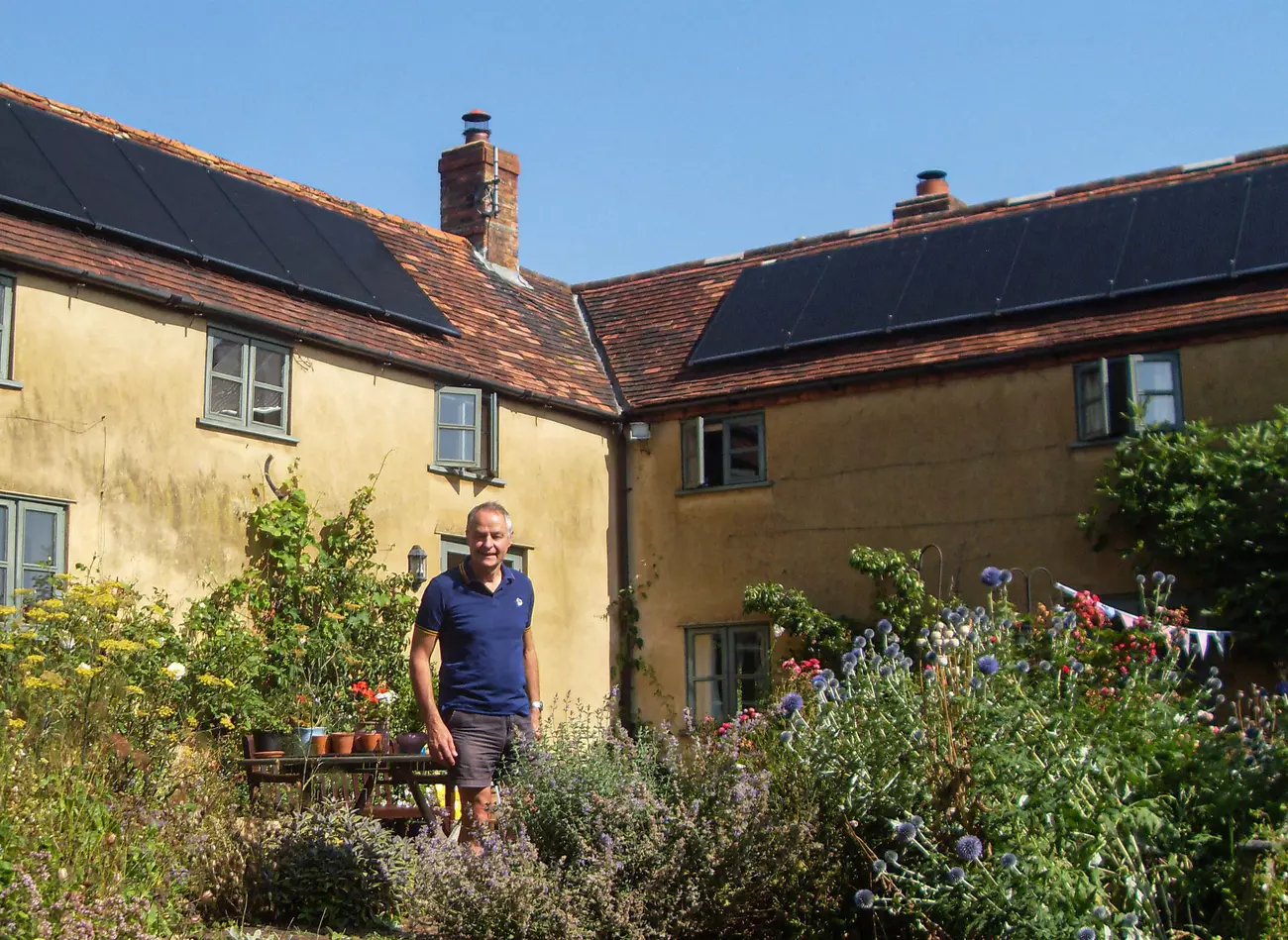 casa inglese con pannelli solari